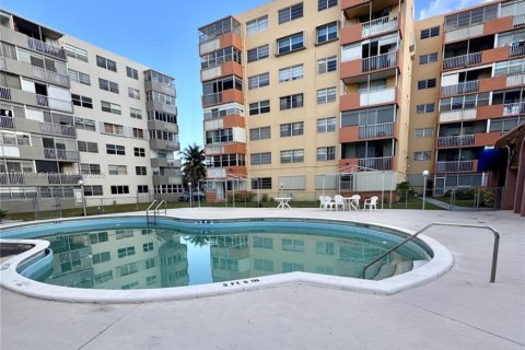 Купить кондоминиум в Норт-Майами-Бич, Флорида 2 спальни, 102.29м2, № 1960918 - фото 6