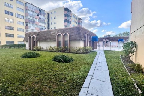 Купить кондоминиум в Норт-Майами-Бич, Флорида 2 спальни, 102.29м2, № 1960918 - фото 4