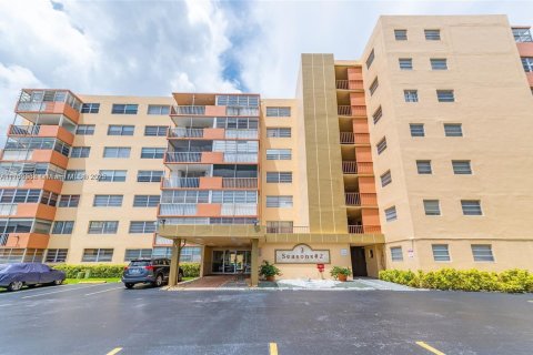 Купить кондоминиум в Норт-Майами-Бич, Флорида 2 спальни, 102.29м2, № 1960918 - фото 1