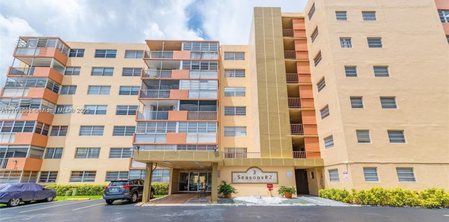 Кондоминиум с 2 спальнями в Норт-Майами-Бич, Флорида № 1960918