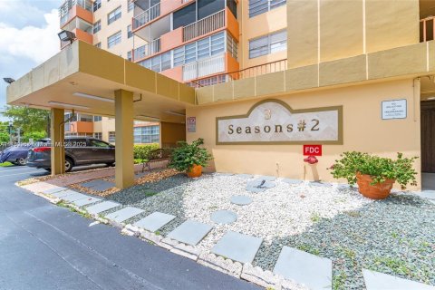 Купить кондоминиум в Норт-Майами-Бич, Флорида 2 спальни, 102.29м2, № 1960918 - фото 2