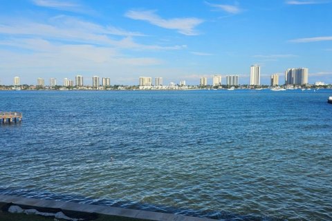 Condominio en alquiler en Riviera Beach, Florida, 1 dormitorio, 64.75 m2 № 1099093 - foto 1