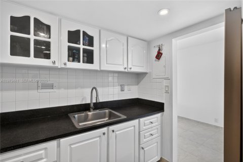 Copropriété à louer à Miami Beach, Floride: 1 chambre, 79.15 m2 № 2045965 - photo 12