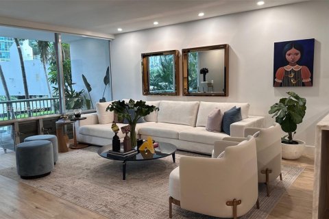 Condominio en Miami, Florida, 1 dormitorio  № 2008025