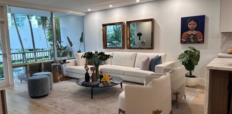 Condominio en Miami, Florida, 1 dormitorio  № 2008025