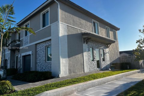 Townhouse in Homestead, Florida 4 bedrooms, 166.3 sq.m. № 2057313
