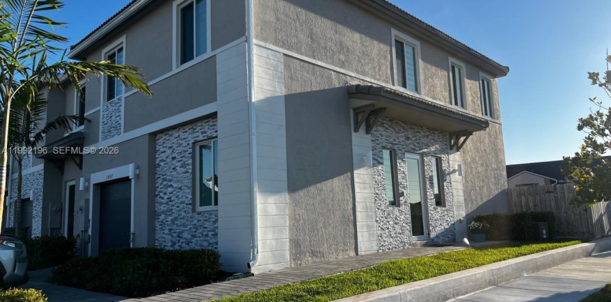 Townhouse in Homestead, Florida 4 bedrooms, 166.3 sq.m. № 2057313