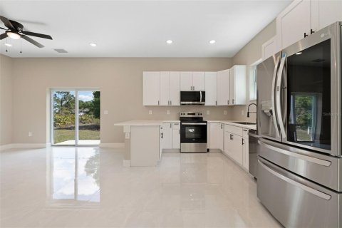House in Port Charlotte, Florida 3 bedrooms, 147.99 sq.m. № 1590518 - photo 8