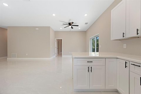 House in Port Charlotte, Florida 3 bedrooms, 147.99 sq.m. № 1590518 - photo 13