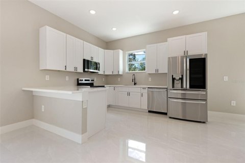 House in Port Charlotte, Florida 3 bedrooms, 147.99 sq.m. № 1590518 - photo 7