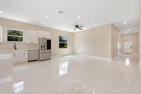 House in Port Charlotte, Florida 3 bedrooms, 147.99 sq.m. № 1590518 - photo 12