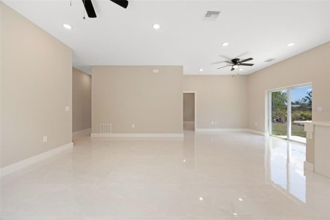 House in Port Charlotte, Florida 3 bedrooms, 147.99 sq.m. № 1590518 - photo 4