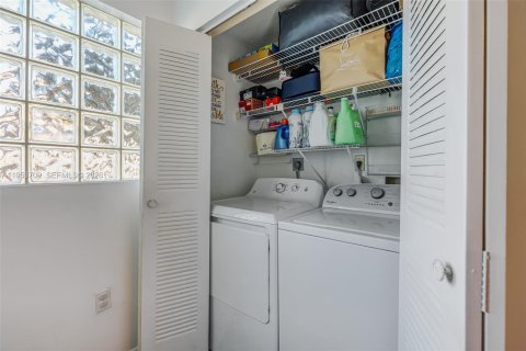 Condominio en venta en Miami, Florida, 2 dormitorios, 125.42 m2 № 2008257 - foto 12