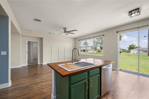 House in Punta Gorda, Florida 4 bedrooms, 181.81 sq.m. № 2216997 - photo 11