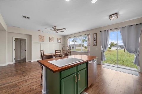 House in Punta Gorda, Florida 4 bedrooms, 181.81 sq.m. № 2216997 - photo 10