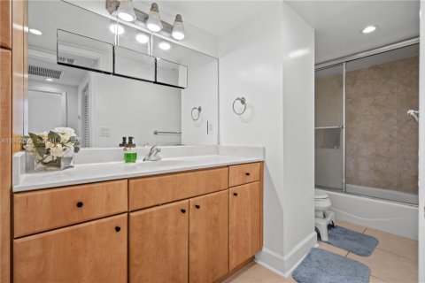 Condo in Miami Beach, Florida, 1 bedroom  № 2041818 - photo 30