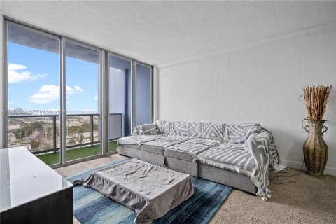 Condo in Miami Beach, Florida, 1 bedroom  № 2041818 - photo 13