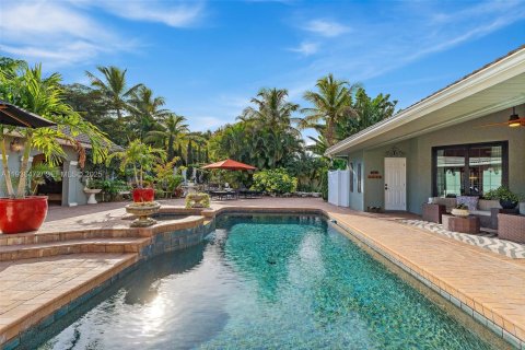 Casa en venta en Palm City, Florida, 5 dormitorios, 423.17 m2 № 1994510 - foto 2