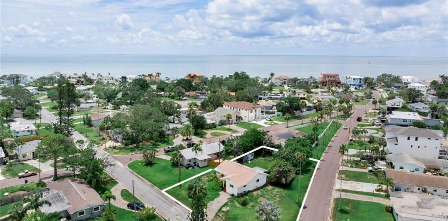 House in Saint Petersburg, Florida 3 bedrooms, 116.31 sq.m. № 1793133