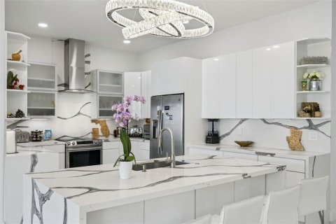 House in Winter Garden, Florida 4 bedrooms, 346.34 sq.m. № 2398405 - photo 12