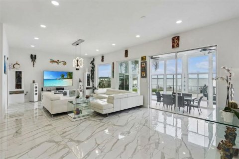 House in Winter Garden, Florida 4 bedrooms, 346.34 sq.m. № 2398405 - photo 16