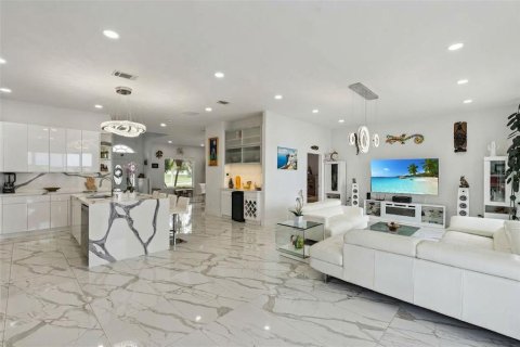 House in Winter Garden, Florida 4 bedrooms, 346.34 sq.m. № 2398405 - photo 15