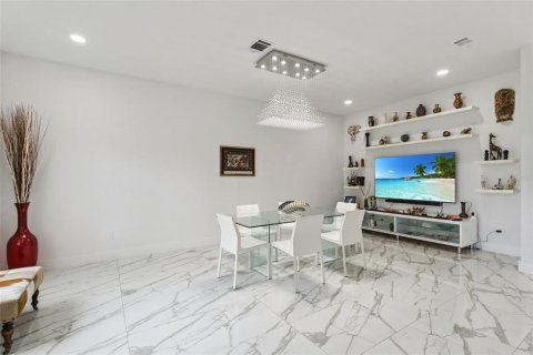 House in Winter Garden, Florida 4 bedrooms, 346.34 sq.m. № 2398405 - photo 7