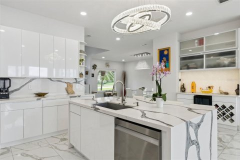 House in Winter Garden, Florida 4 bedrooms, 346.34 sq.m. № 2398405 - photo 13