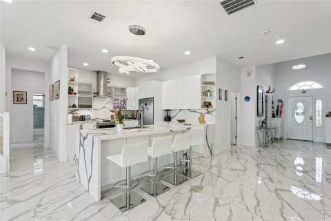 House in Winter Garden, Florida 4 bedrooms, 346.34 sq.m. № 2398405 - photo 11