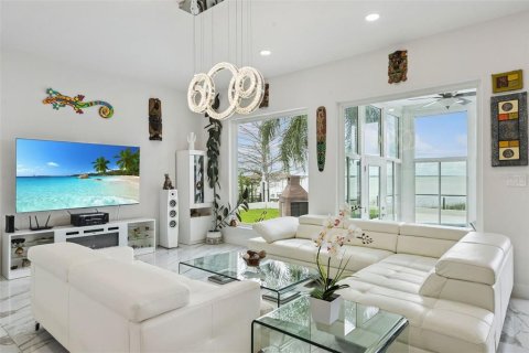 House in Winter Garden, Florida 4 bedrooms, 346.34 sq.m. № 2398405 - photo 17