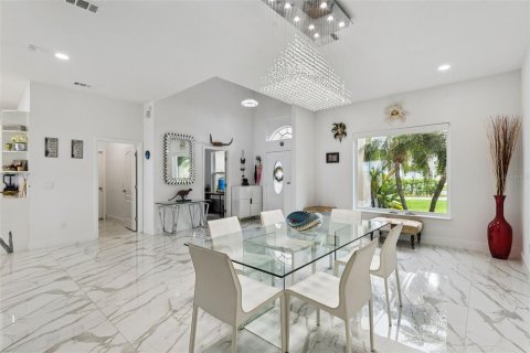 House in Winter Garden, Florida 4 bedrooms, 346.34 sq.m. № 2398405 - photo 6
