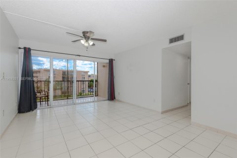 Condominio en alquiler en Miami, Florida, 2 dormitorios, 105.07 m2 № 2030294 - foto 2
