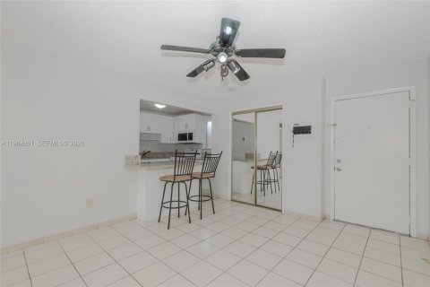 Condominio en alquiler en Miami, Florida, 2 dormitorios, 105.07 m2 № 2030294 - foto 6
