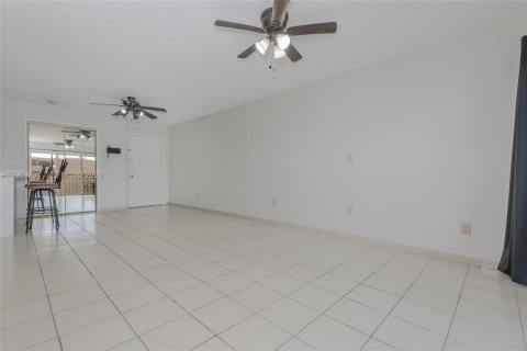 Condominio en alquiler en Miami, Florida, 2 dormitorios, 105.07 m2 № 2030294 - foto 4