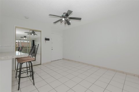 Condominio en alquiler en Miami, Florida, 2 dormitorios, 105.07 m2 № 2030294 - foto 7
