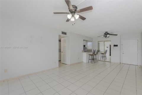 Condominio en alquiler en Miami, Florida, 2 dormitorios, 105.07 m2 № 2030294 - foto 5