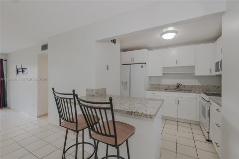 Condominio en alquiler en Miami, Florida, 2 dormitorios, 105.07 m2 № 2030294 - foto 9