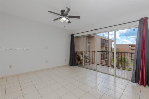 Condominio en alquiler en Miami, Florida, 2 dormitorios, 105.07 m2 № 2030294 - foto 3