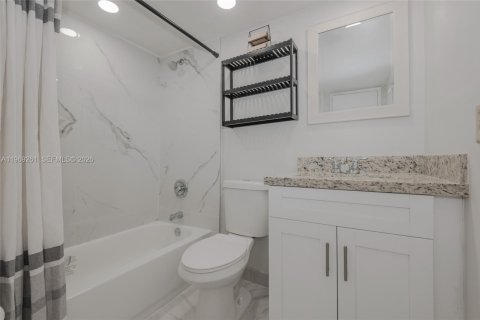 Condominio en alquiler en Miami, Florida, 2 dormitorios, 105.07 m2 № 2030294 - foto 18