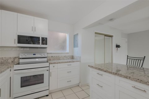 Condominio en alquiler en Miami, Florida, 2 dormitorios, 105.07 m2 № 2030294 - foto 12