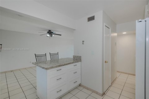 Condominio en alquiler en Miami, Florida, 2 dormitorios, 105.07 m2 № 2030294 - foto 11