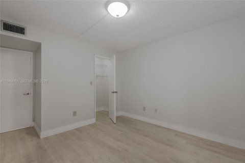 Condominio en alquiler en Miami, Florida, 2 dormitorios, 105.07 m2 № 2030294 - foto 17