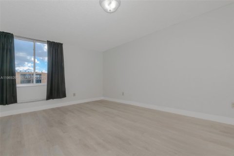 Condominio en alquiler en Miami, Florida, 2 dormitorios, 105.07 m2 № 2030294 - foto 19