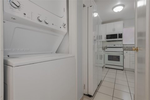 Condominio en alquiler en Miami, Florida, 2 dormitorios, 105.07 m2 № 2030294 - foto 13