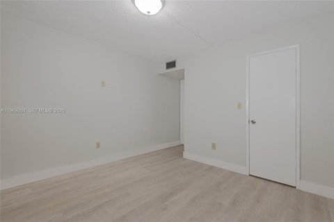 Condominio en alquiler en Miami, Florida, 2 dormitorios, 105.07 m2 № 2030294 - foto 16
