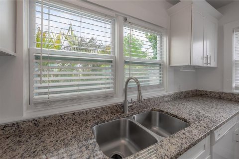 Immobilier commercial à vendre à Tampa, Floride: 3 chambres, 124.3 m2 № 2284182 - photo 8