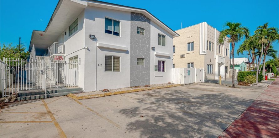 Apartment in Miami Beach, Florida 2 bedrooms, 111.48 sq.m. № 1850639