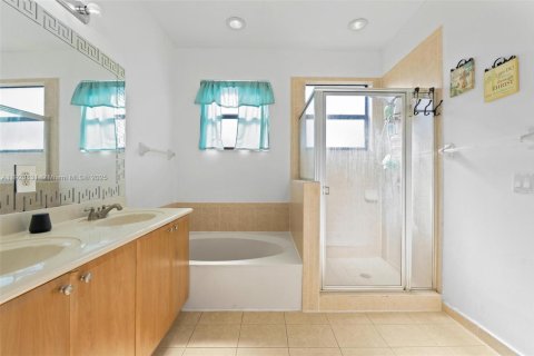 Adosado en venta en Cutler Bay, Florida, 4 dormitorios, 204.48 m2 № 1975039 - foto 23