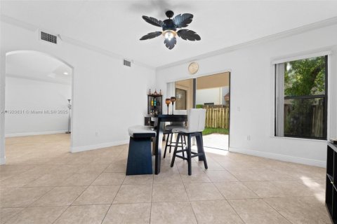Adosado en venta en Cutler Bay, Florida, 4 dormitorios, 204.48 m2 № 1975039 - foto 13