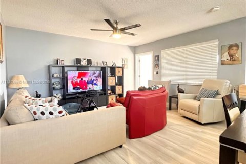 Condominio en venta en Hollywood, Florida, 2 dormitorios, 89.93 m2 № 1811632 - foto 3